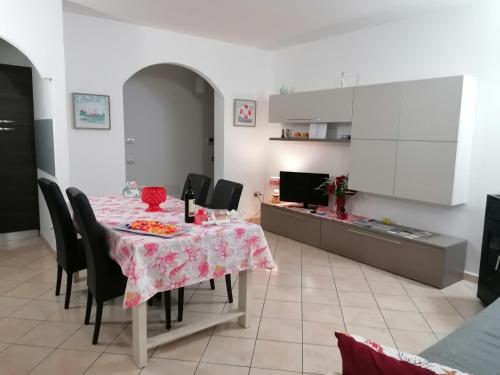 巴里萨尔多La Stella Marina的厨房以及带桌椅的用餐室。