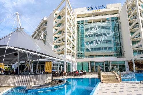 阳光海滩Effect Grand Victoria Hotel - Ultra All Inclusive的大楼前设有游泳池的酒店