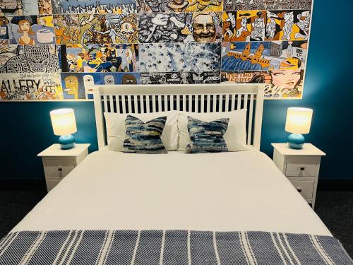肯梅尔Wild Atlantic Way Rentals的卧室配有带两盏灯的白色床