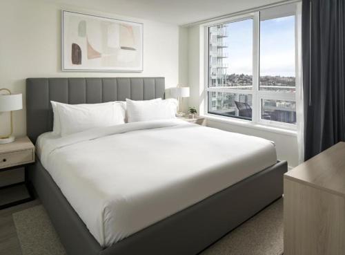 芝加哥Level Chicago Fulton Market的卧室设有一张白色大床和一扇窗户。