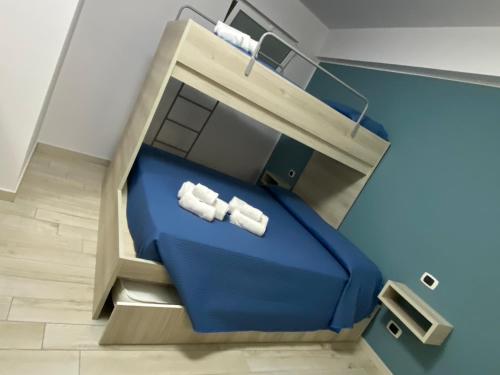 法尔科内La casa dell’Aurora的一间设有蓝色床和2条白色毛巾的客房