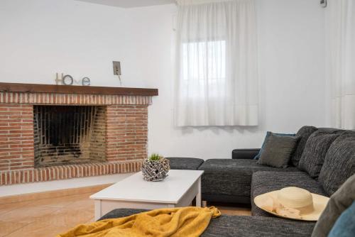 卡尔佩Villa Caleta - PlusHolidays的带沙发和壁炉的客厅