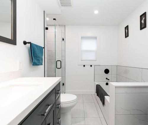 维多利亚Lovely 1 Bedroom Suite Near Town的白色的浴室设有卫生间和玻璃淋浴间。