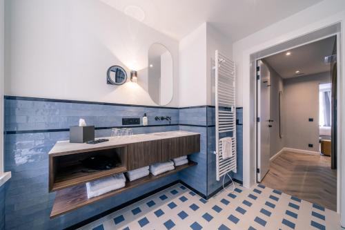 奥斯坦德都帕克酒店的一间带水槽和镜子的浴室