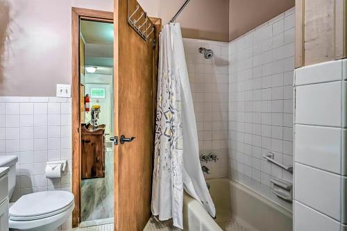 White HavenMountain Escapade的浴室配有卫生间、盥洗盆和淋浴。