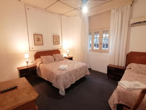 蒙得维的亚里士满酒店的酒店客房设有两张床和一张桌子。