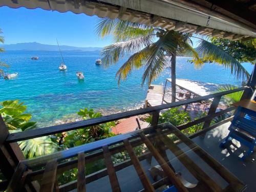 阿拉夏奇巴海滩Saracura的从度假村的阳台上可欣赏到海景