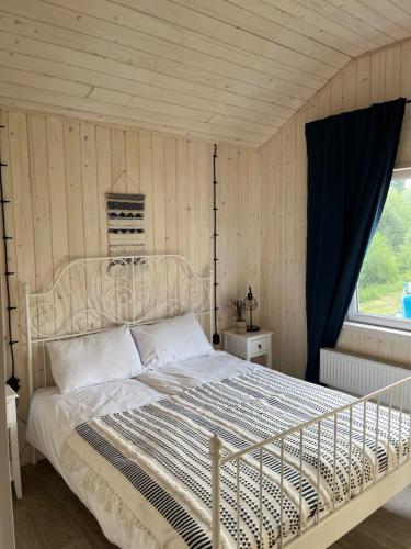 MałastówDomek pod Gospodą Magurską的一间设有白色床的卧室,位于一个窗户的房间