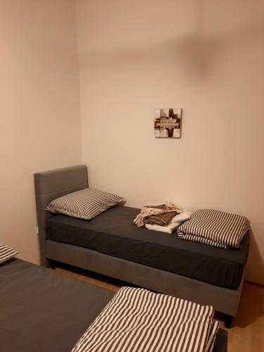普拉Modern Croatian House的一间设有两张床的客房,墙上挂着一张照片