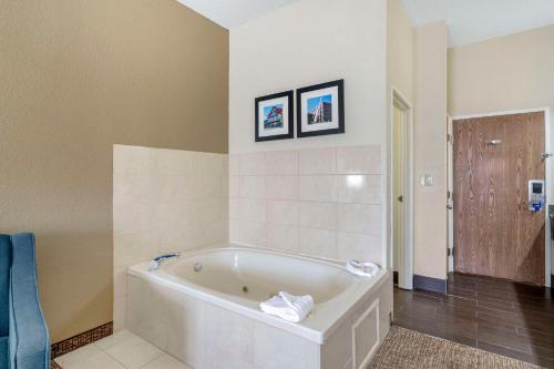 La Grange拉格兰奇康福特茵酒店的一间位于客房内的带白色浴缸的浴室