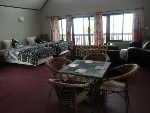 辛加东卡Seaside Villa的客厅配有桌椅和沙发