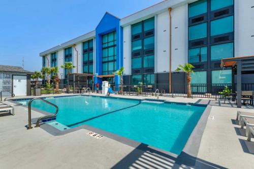 科珀斯克里斯蒂Best Western Corpus Christi Airport Hotel的大楼前的游泳池