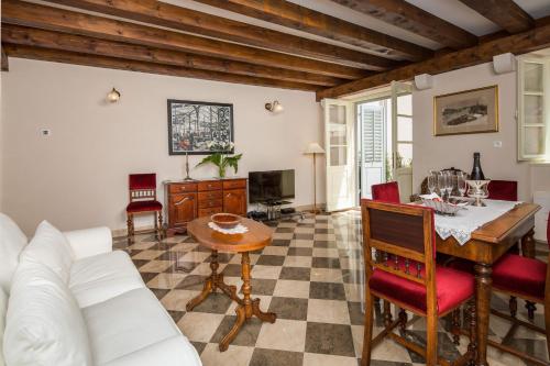 赫瓦尔城墙度假屋的客厅配有沙发和桌子