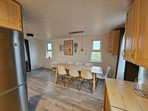 GardurVOT Vacation Homes-Akurhús的厨房以及带桌椅的用餐室。