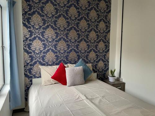 怡保Marina Hostel的一间卧室配有带枕头的床