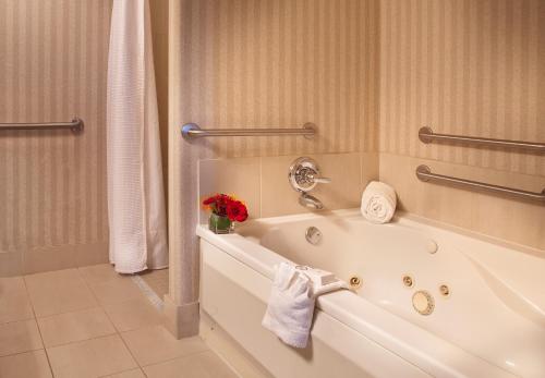 波特兰波特兰派拉蒙特酒店的浴室配有带鲜花的浴缸。