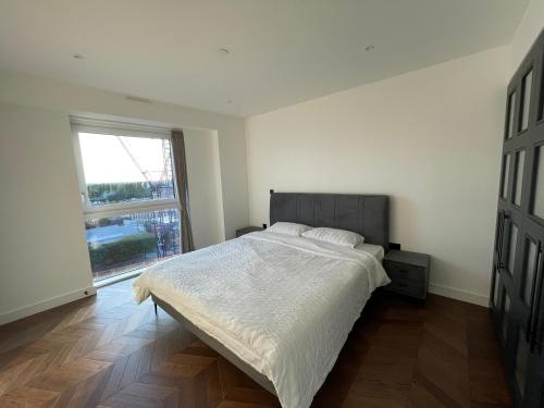 泰晤士河畔金斯顿Kingston Star的一间卧室设有一张床和一个大窗户