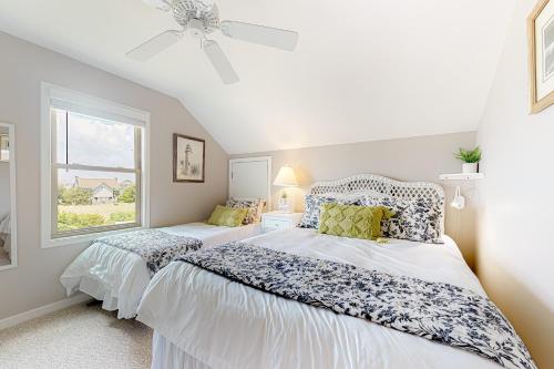 托普赛尔海滩Compass Rose的一间卧室设有两张床和窗户。