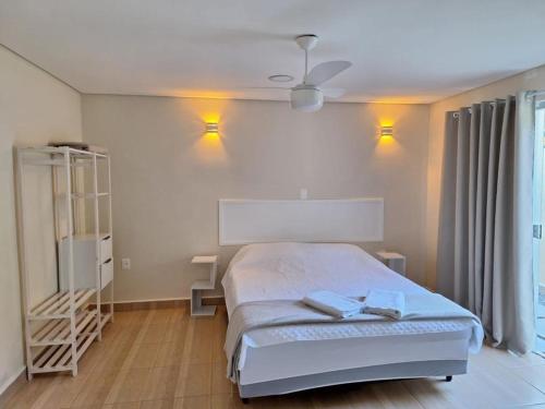 阿瓜斯迪林多亚Pousada Saint James的一间卧室配有一张床和吊扇