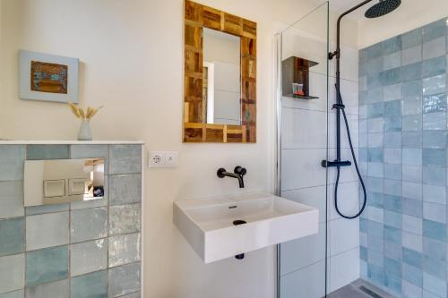 克拉伦代克The Hut Bonaire的一间带水槽和淋浴的浴室