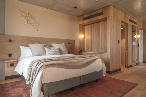 拜伦湾Hotel Marvell Byron Bay的一间卧室,卧室内配有一张大床