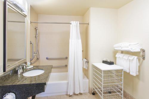 马科尔蒂奥Staybridge Suites Everett - Paine Field, an IHG Hotel的一间带水槽和淋浴的浴室