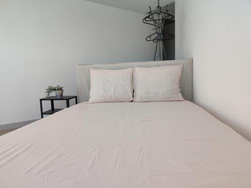 法鲁Divine Room的白色的床、白色床单和枕头
