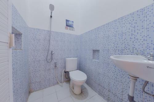 打拉根Reddoorz near Juwata Airport Tarakan的一间带卫生间和水槽的浴室