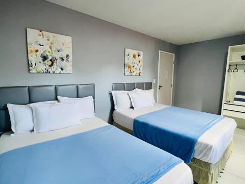 圣路易斯Edifício Creta的蓝色和白色的客房内的两张床