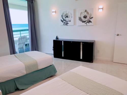 塔穆宁Alupang Beach Tower, UPGRADED units的海景客房 - 带两张床