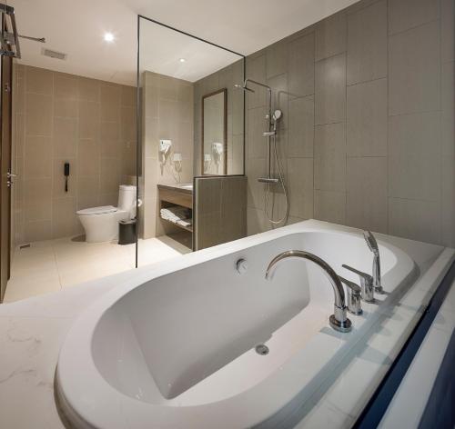 后川Le Palmier Ho Tram Resort的白色的浴室设有水槽和卫生间。