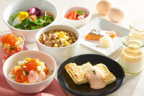 札幌札幌东急REI酒店的一张桌子,上面放着一盘食物和一碗食物