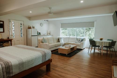 比尔瓦布莱克瓦特尔农场旅馆的一间卧室配有一张床、一张沙发和一张桌子