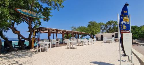 吉利特拉旺安特昂万安度假村的海滩上一排椅子,靠近水面