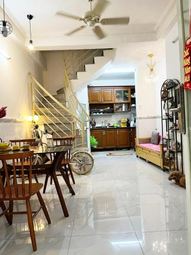 胡志明市Homestay Ms. Hoa的一间带桌子的客厅和一间餐厅