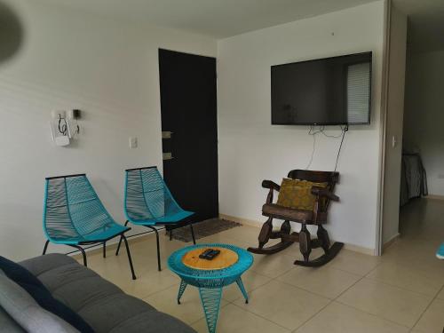 拉特瓦伊达hermoso apartamento amoblado的客厅配有沙发、椅子和电视