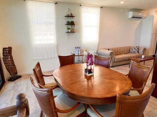 HauulaHummingbird Oceanfront Cottage的客厅配有木桌和椅子