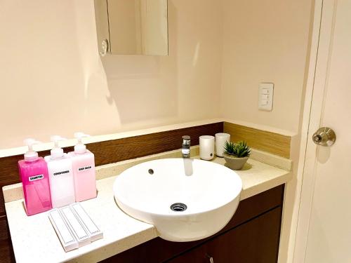 达沃市Studio Type - Matina Enclaves Residences的浴室设有白色水槽和镜子