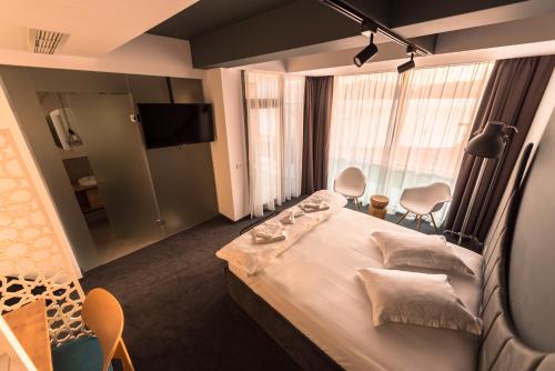 奥尔绍瓦Hotel Arka的酒店客房,配有床和电视