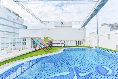 岘港Annie Danang Hotel & Apartment的建筑物屋顶上的游泳池