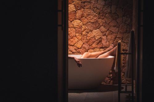 基济姆卡济Kizikula的浴缸里的人,腿部在浴缸里