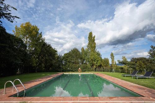 赫罗纳Mas Garriga Turisme Rural的庭院中间的游泳池