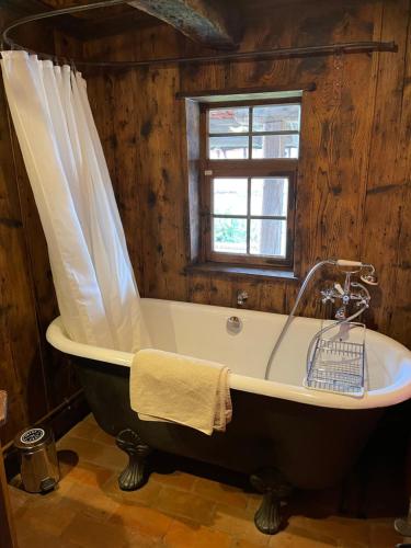 Rangen玛丽农场度假屋的窗户客房内的浴缸