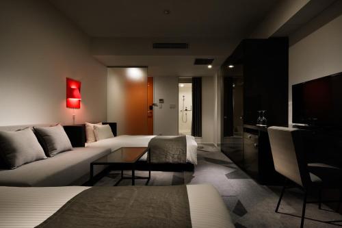东京涩谷格兰贝尔酒店的一间配备有沙发及电视的酒店客房