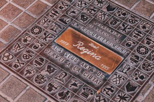巴塞罗那Hotel Regina Barcelona的金属孔盖,上面有标志