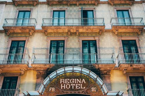 巴塞罗那Hotel Regina Barcelona的建筑外墙,有酒店标志