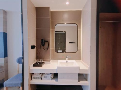 绵阳尚客优品绵阳师范学院酒店的一间带水槽和镜子的浴室