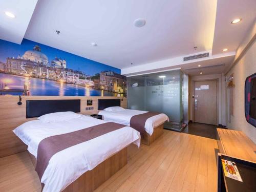 南汇尚客优精选上海浦东新区国际旅游度假区店的酒店客房设有两张床,墙上挂有绘画作品