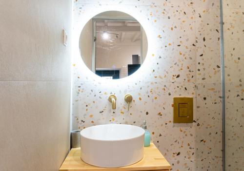 ValaneíonNina's Traditional House by Estia的浴室设有白色水槽和镜子