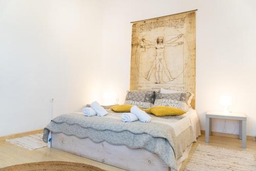 ValaneíonNina's Traditional House by Estia的一间卧室配有一张壁画床